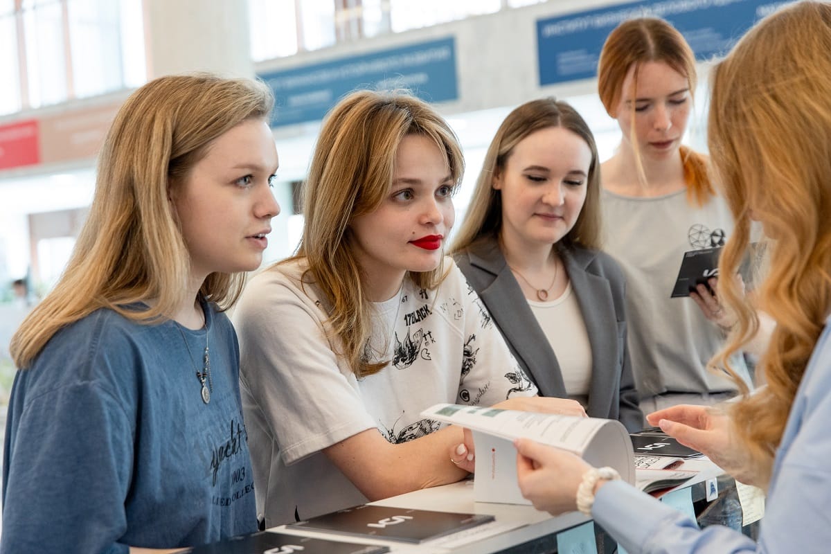 Консультация по поступлению — специалист и клиент